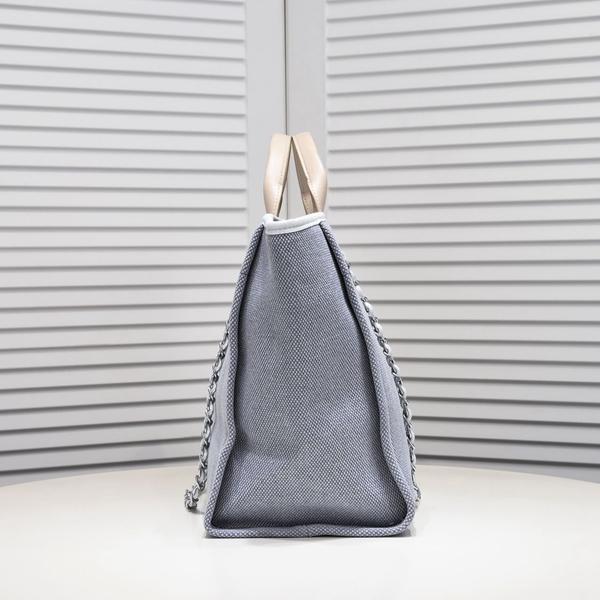 シャネルバッグ背面デザイン